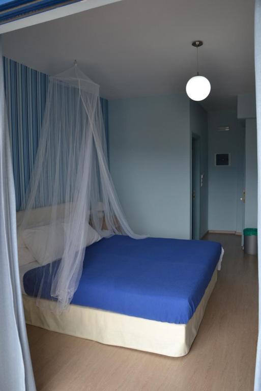 Valente Perlia Rooms Poros Town الغرفة الصورة